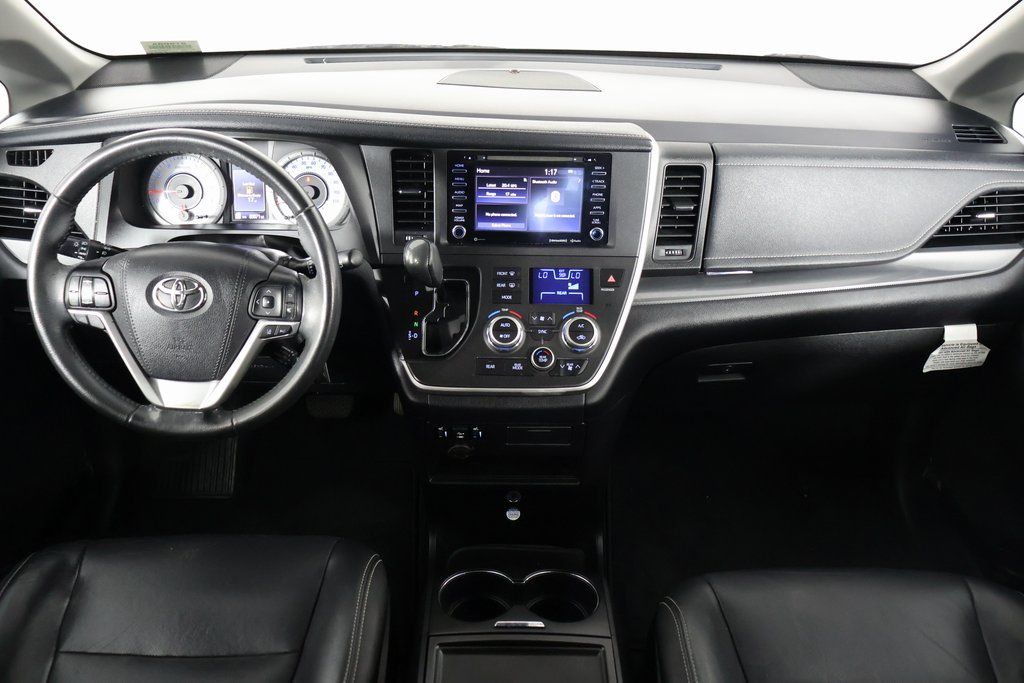 2020 Toyota Sienna SE photo 5