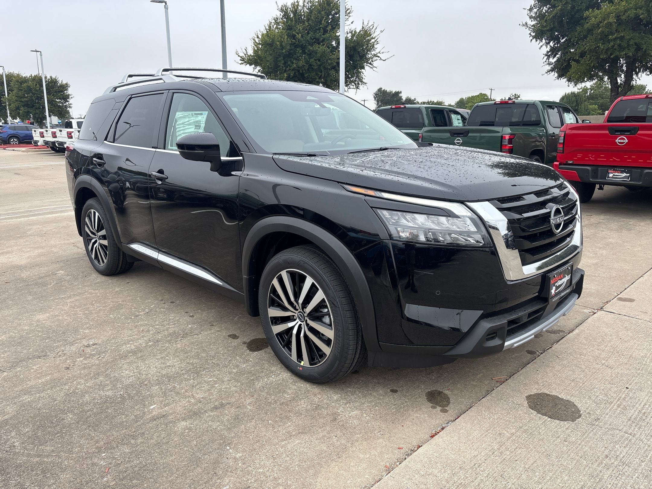 2025 Nissan Pathfinder Platinum photo 4