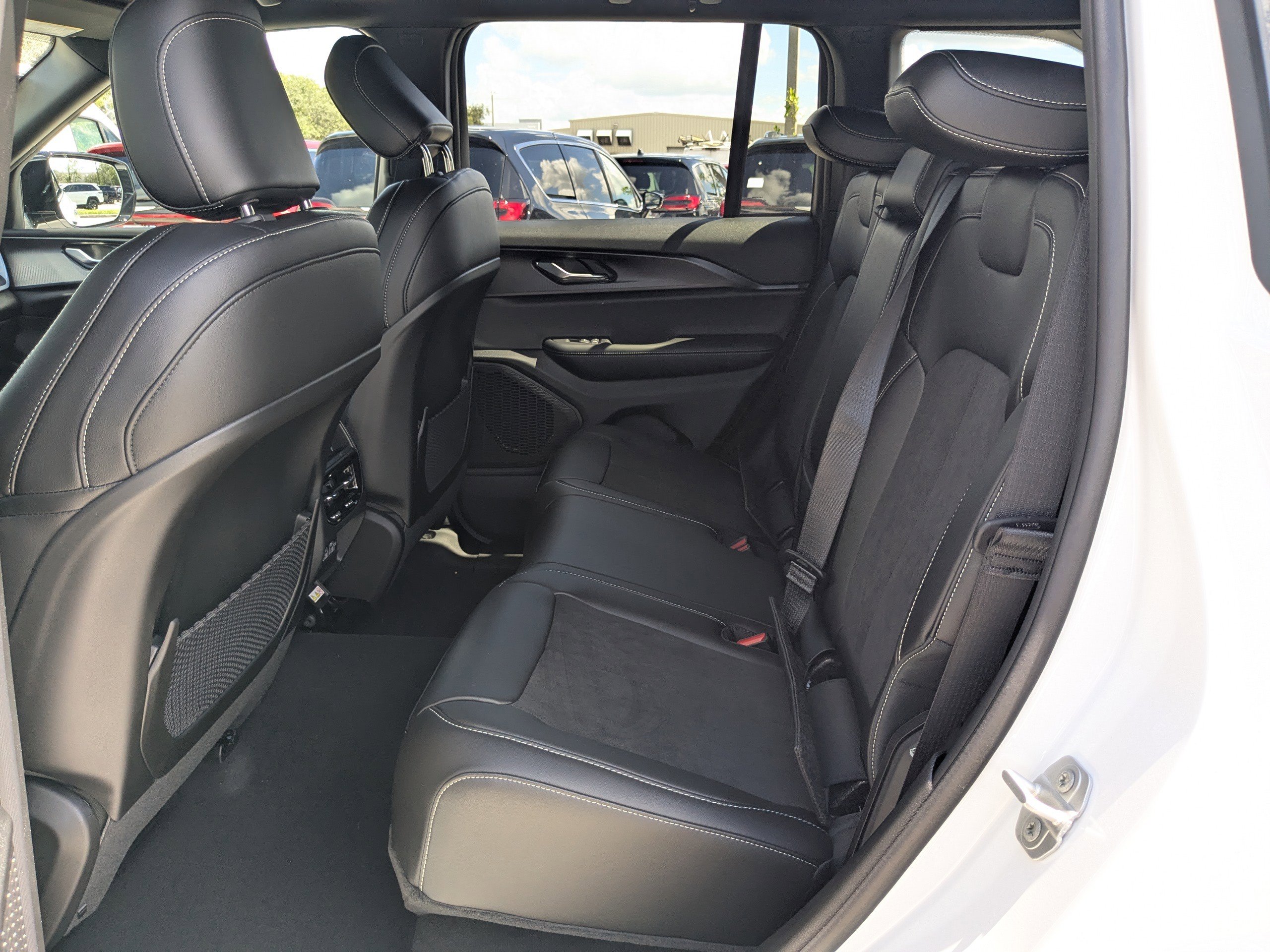 2025 Jeep Grand Cherokee Laredo Altitude photo 14