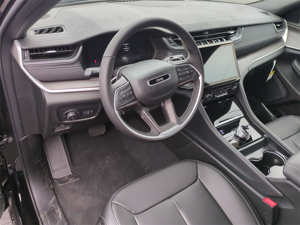 2025 Jeep Grand Cherokee Limited photo 3