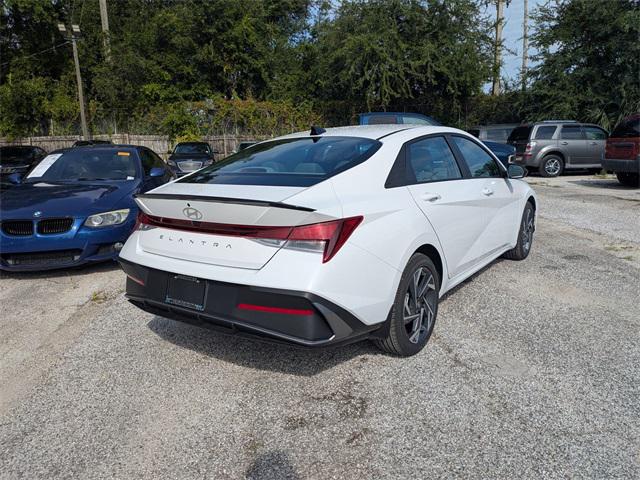 2025 Hyundai Elantra SEL Sport photo 3