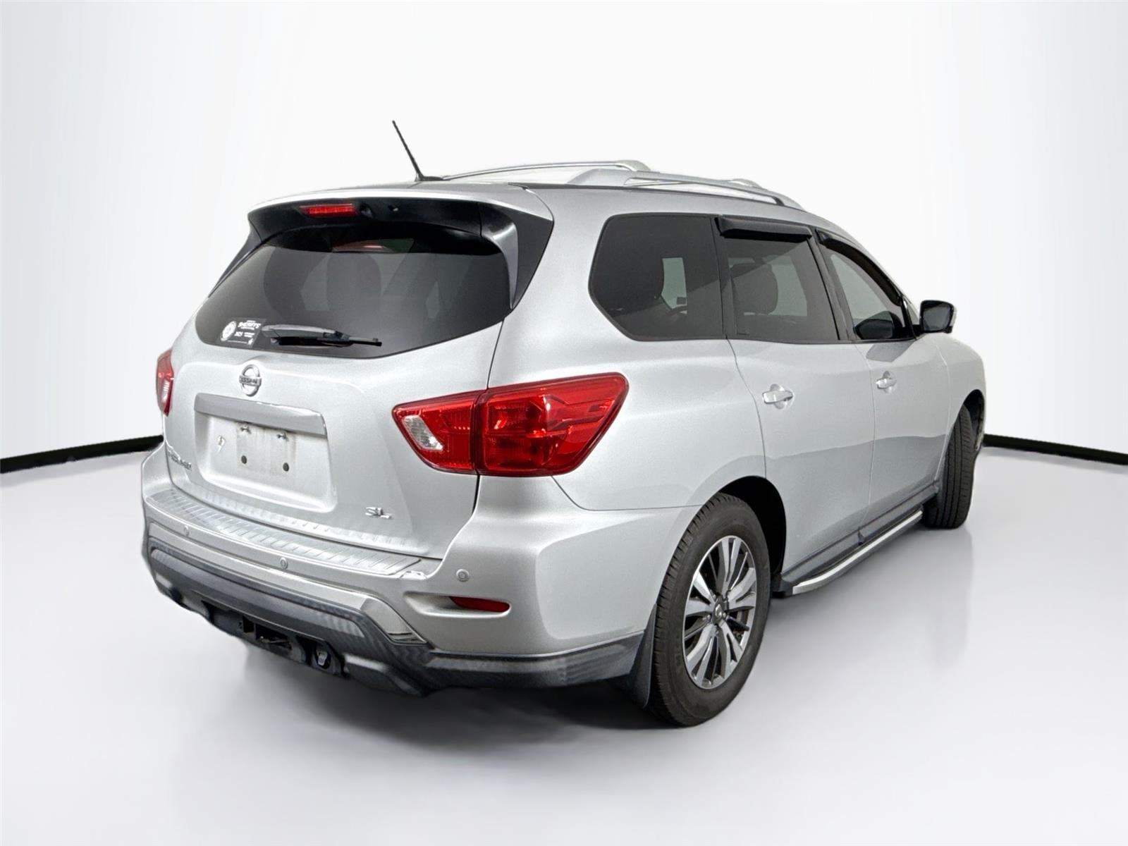 2017 Nissan Pathfinder SL photo 2