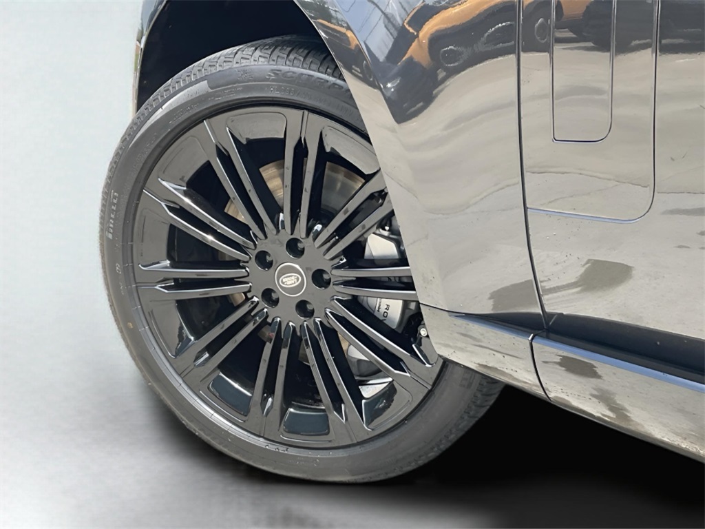 2025 Land Rover Range Rover SE photo 7