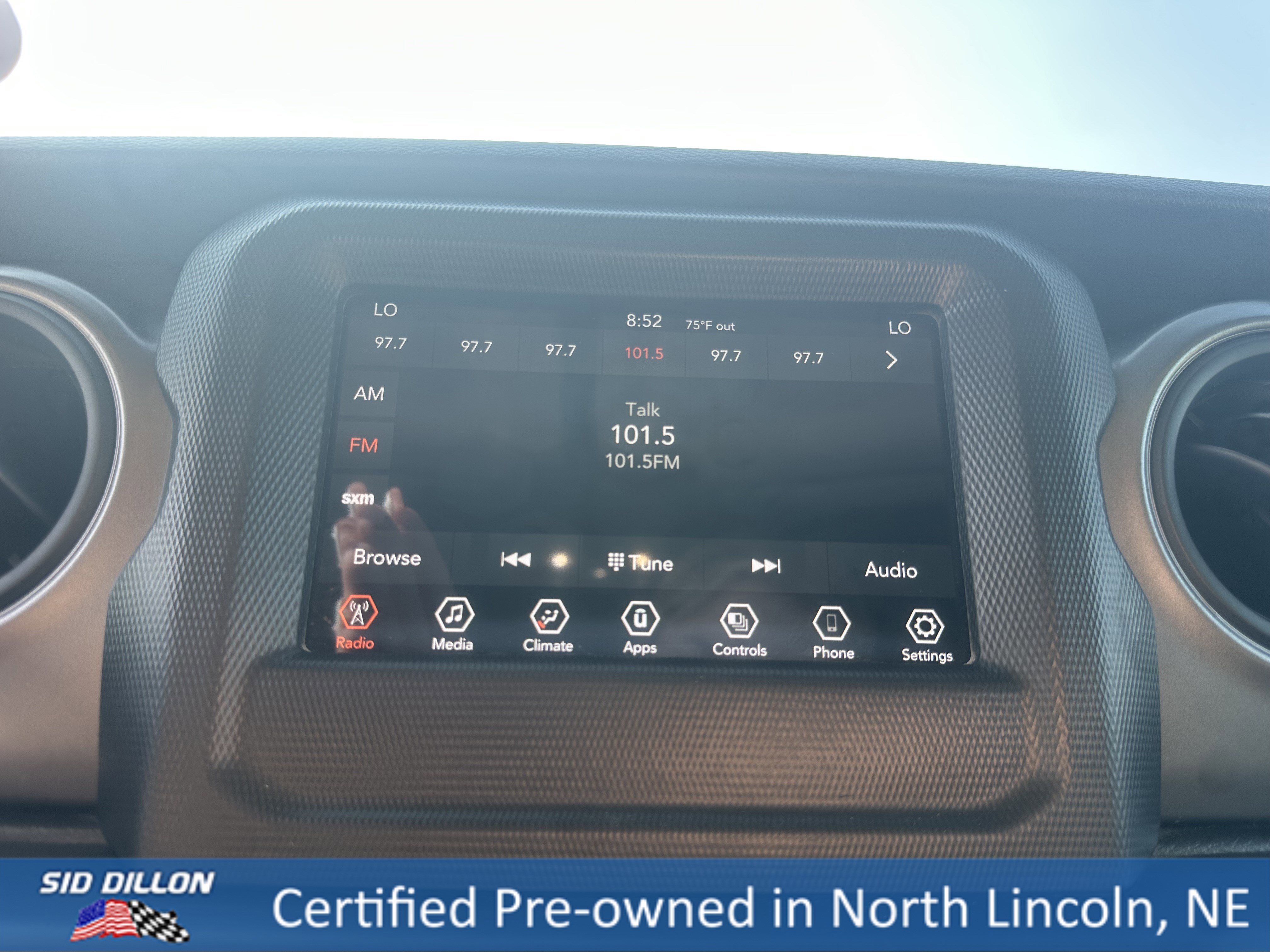 2021 Jeep Gladiator Willys photo 3