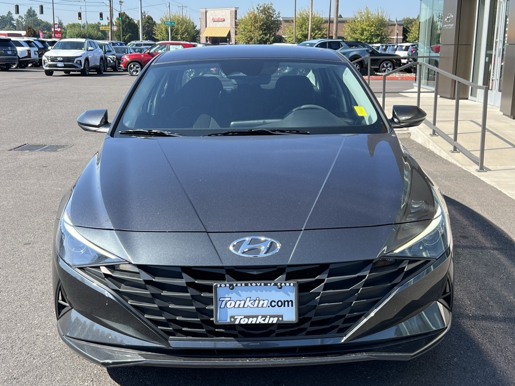 2022 Hyundai Elantra SEL photo 2
