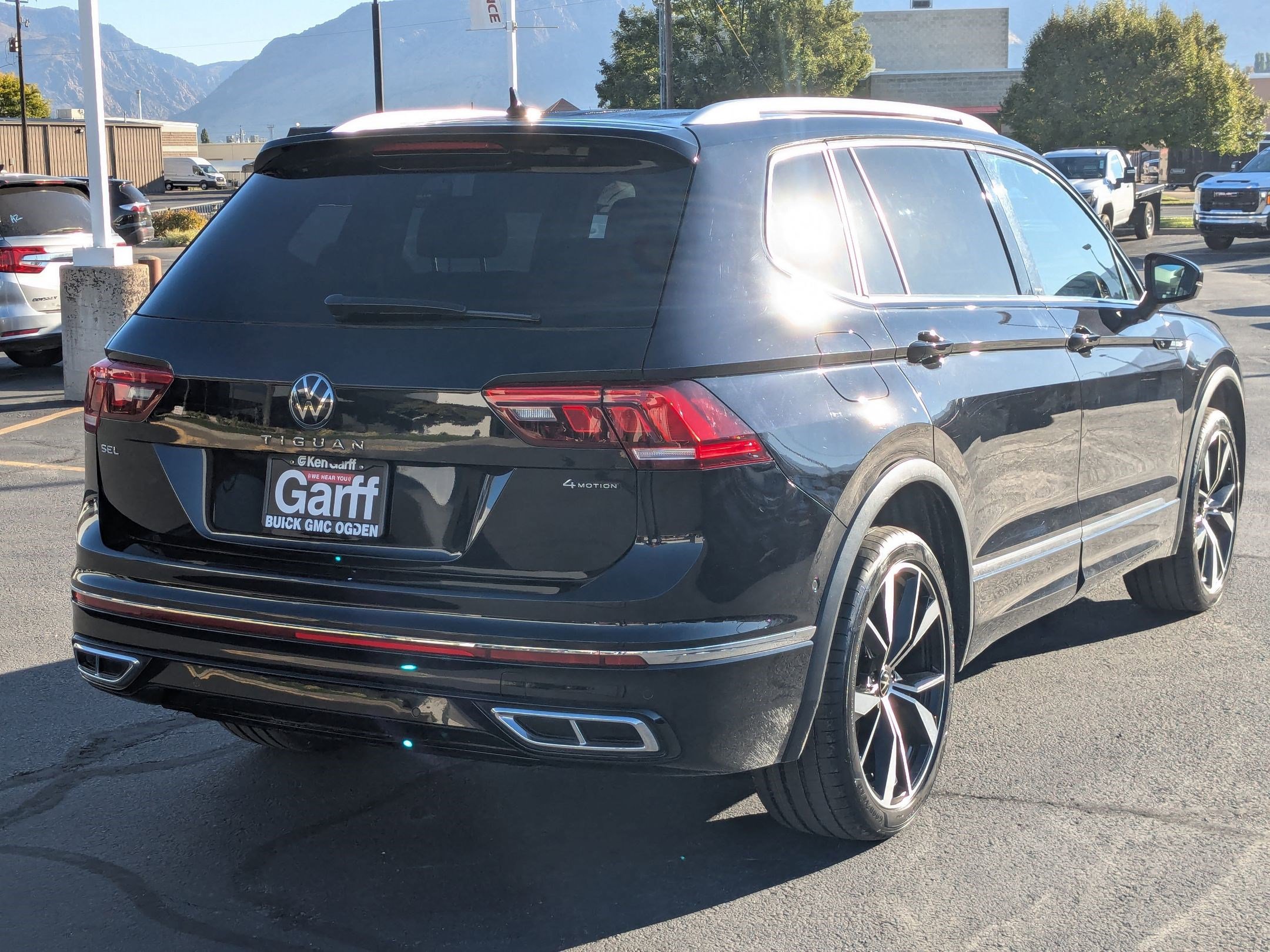 2022 Volkswagen Tiguan SEL Premium R-Line photo 3