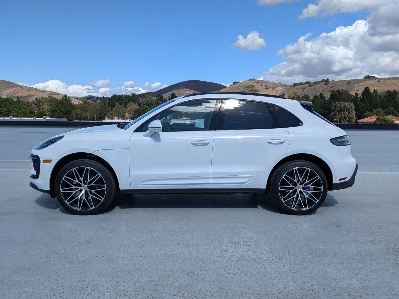 2025 Porsche Macan Base photo 2