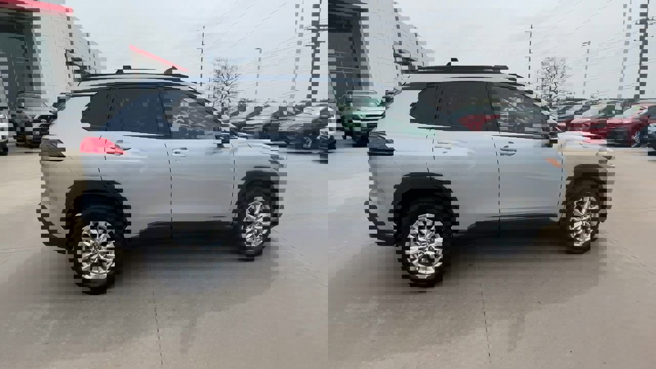 2025 Toyota Corolla Cross LE photo 7
