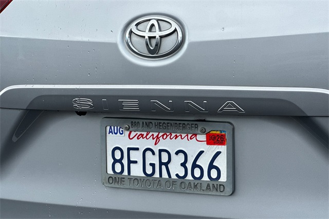 2018 Toyota Sienna XLE photo 28