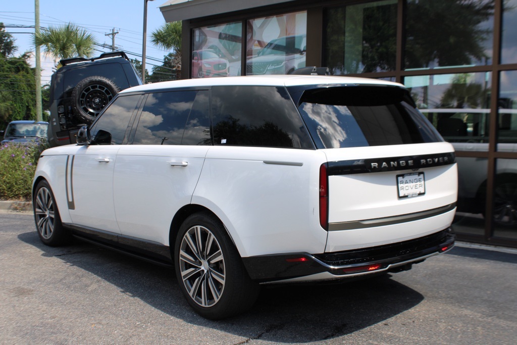 2023 Land Rover Range Rover SE photo 8