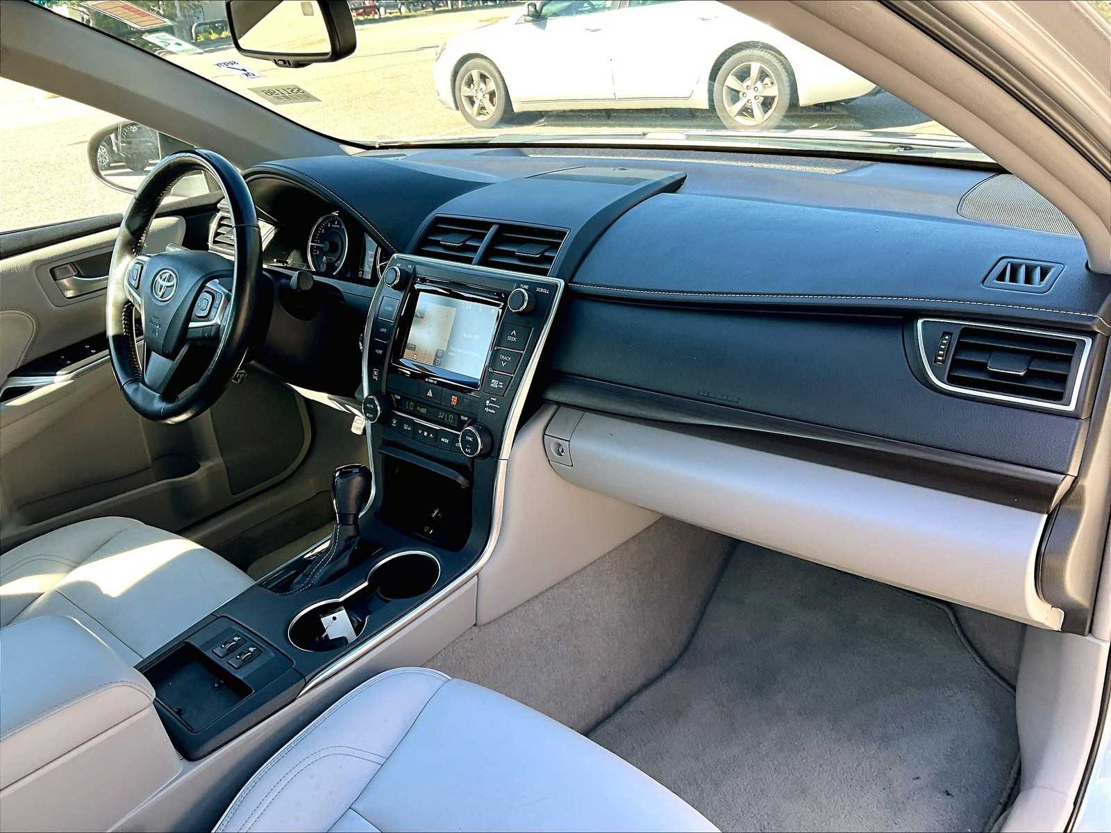 2016 Toyota Camry XLE photo 14