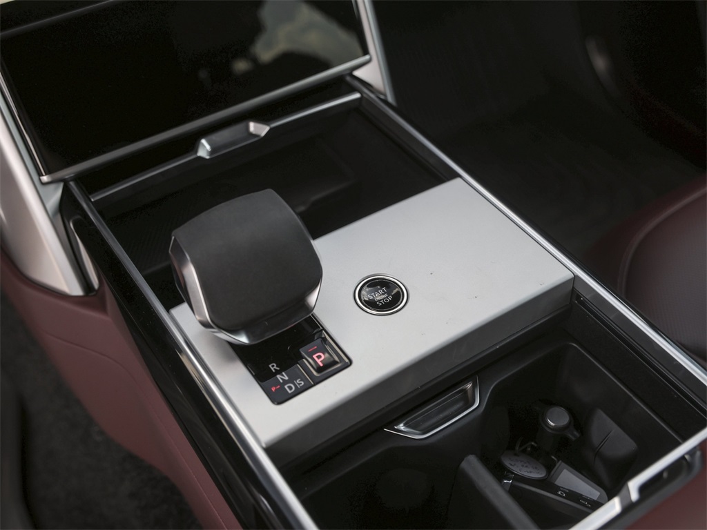 2025 Land Rover Range Rover SE photo 19