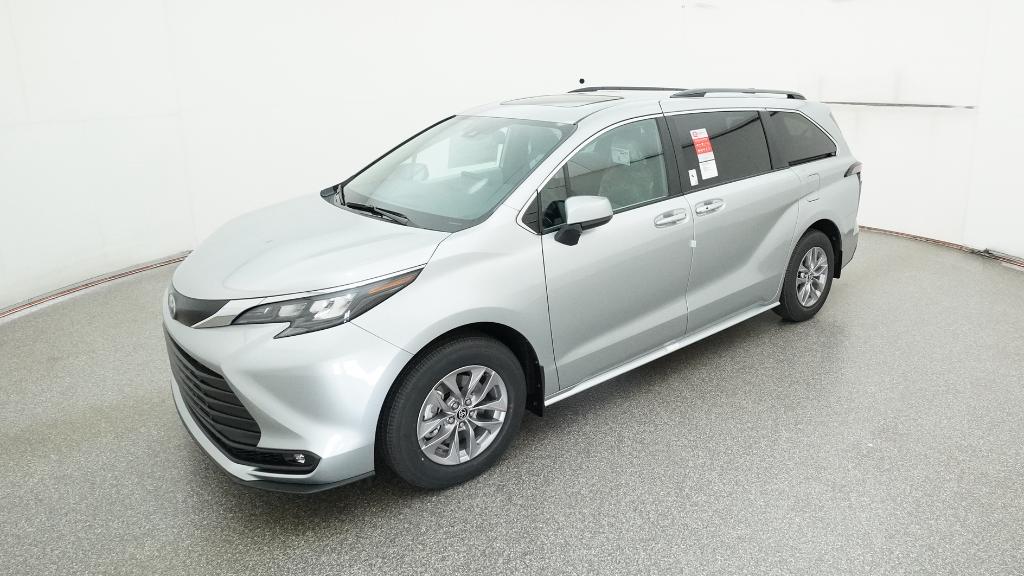 2025 Toyota Sienna XLE's photo