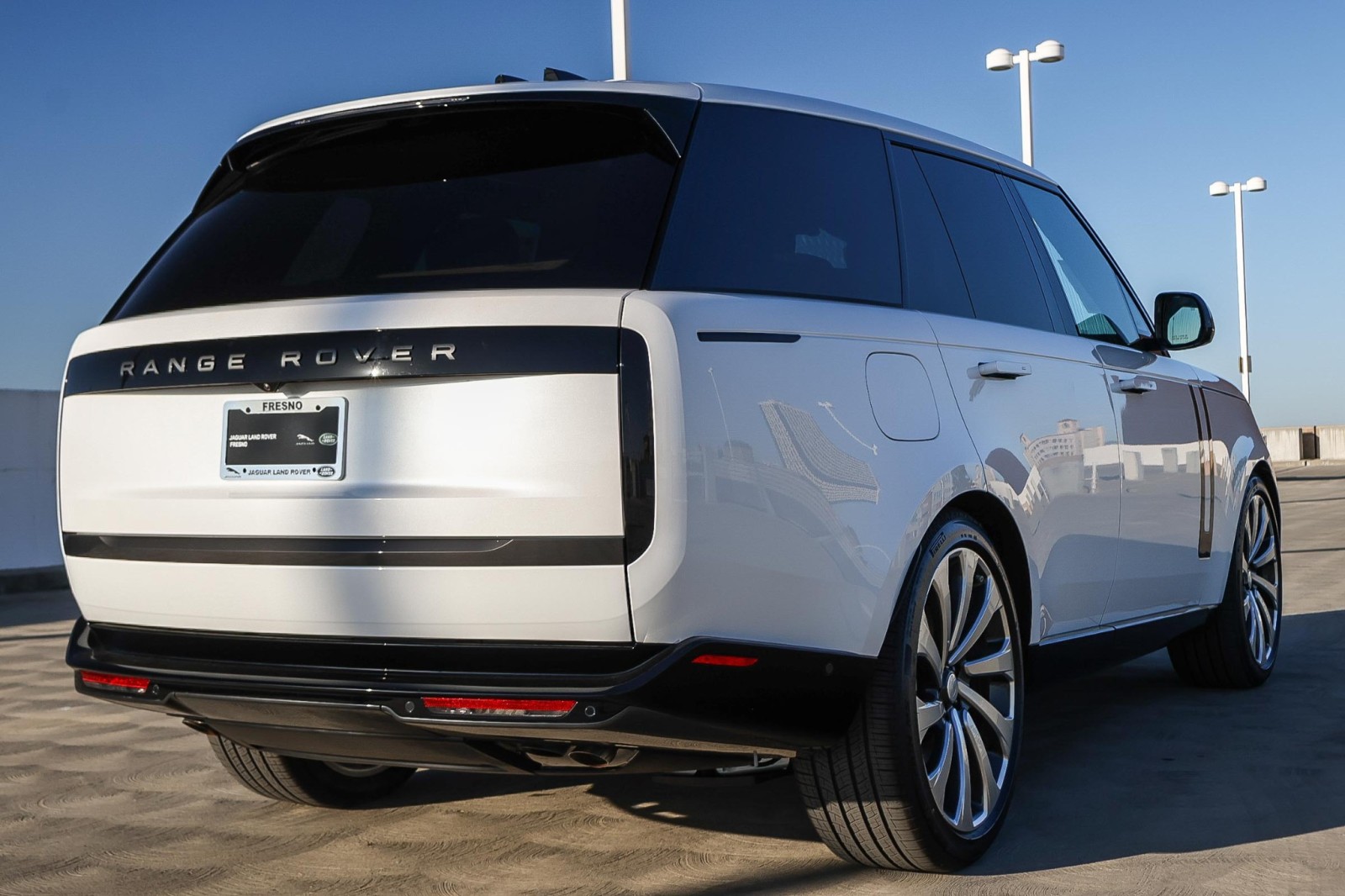 2025 Land Rover Range Rover SE photo 3