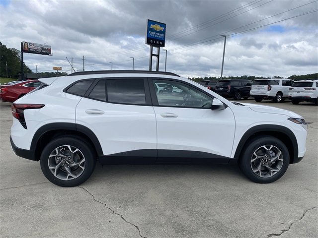 2025 Chevrolet Trax LT photo 4