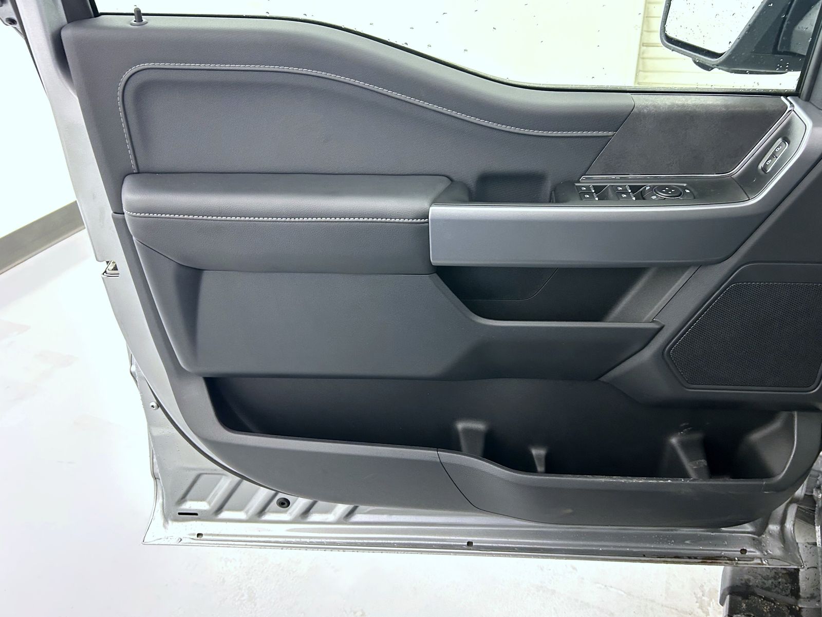2025 Ford F-150 XLT photo 9