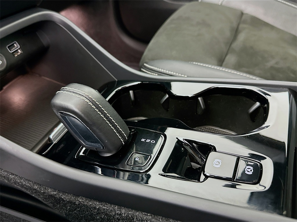 2021 Volvo XC40 R-Design photo 17