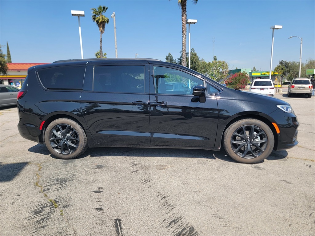 2024 Chrysler Pacifica Touring L photo 3