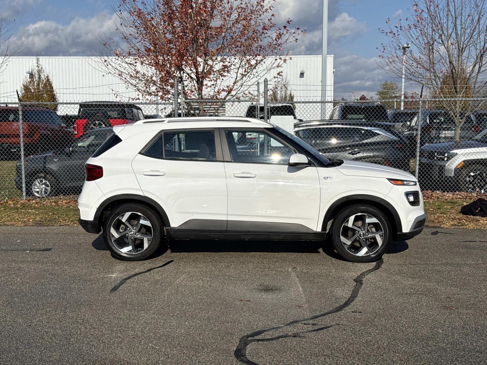 2023 Hyundai Venue SEL photo 2