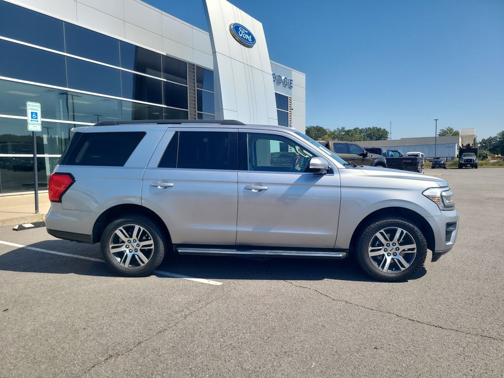 2022 Ford Expedition XLT photo 2