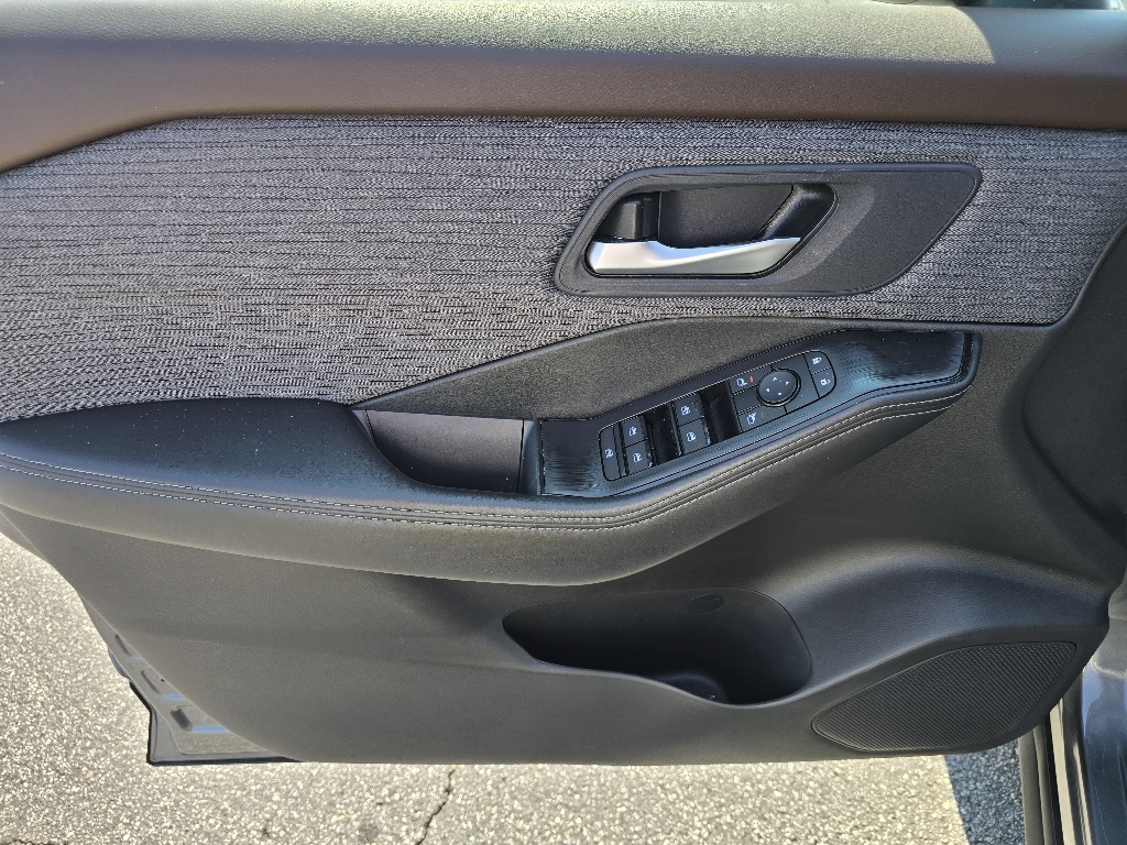 2023 Nissan Rogue SV photo 8