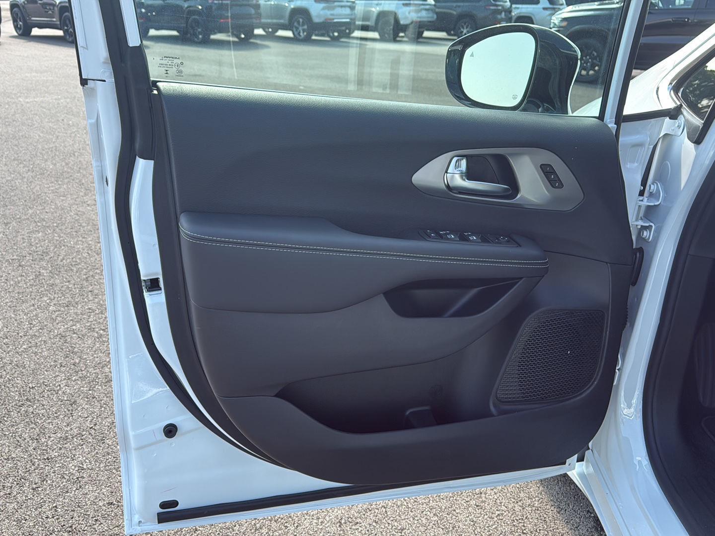 2026 Chrysler Pacifica photo 18