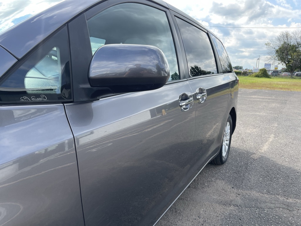 2017 Toyota Sienna XLE photo 15
