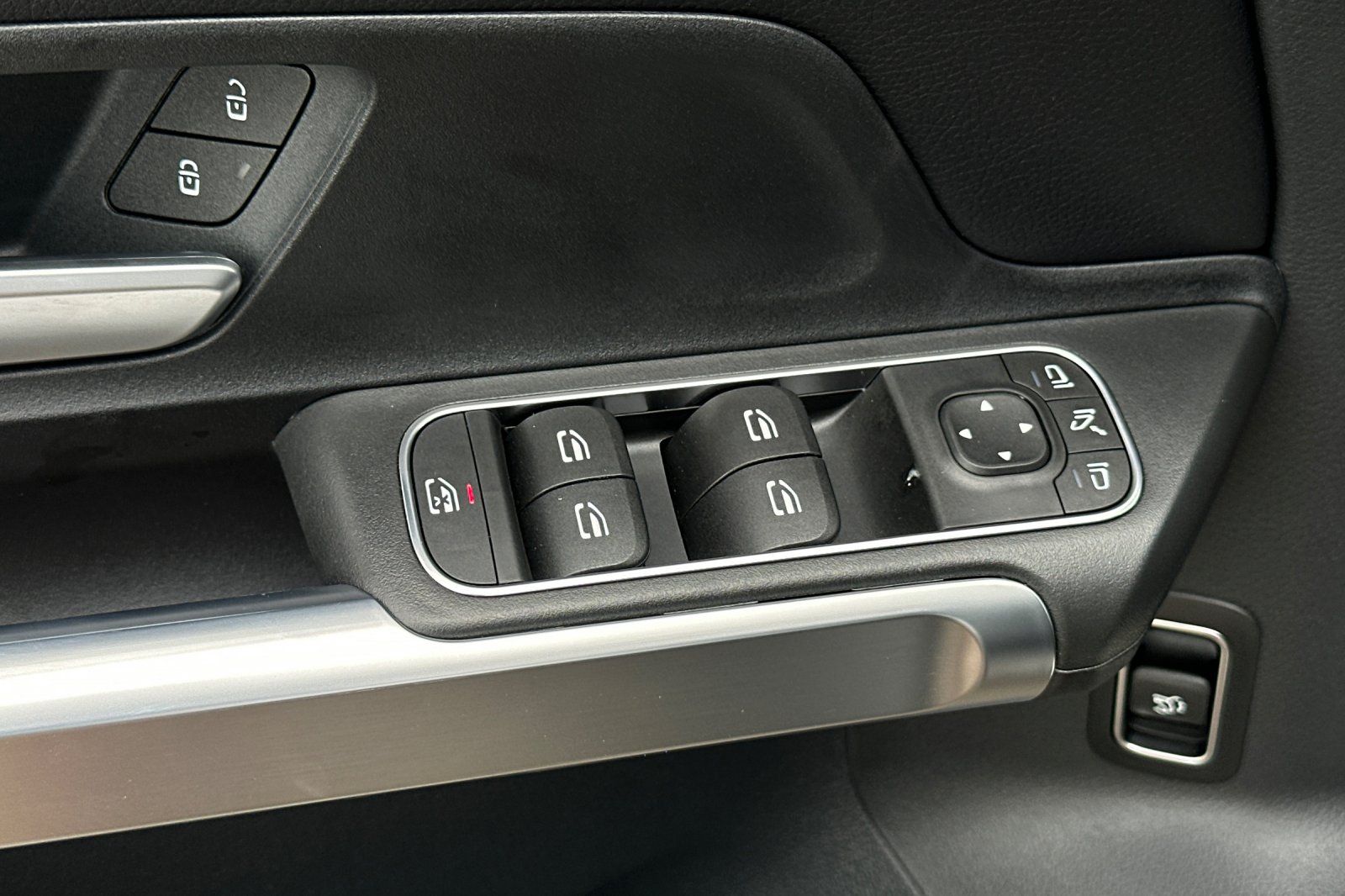 2025 Mercedes Benz GLB 250 photo 18