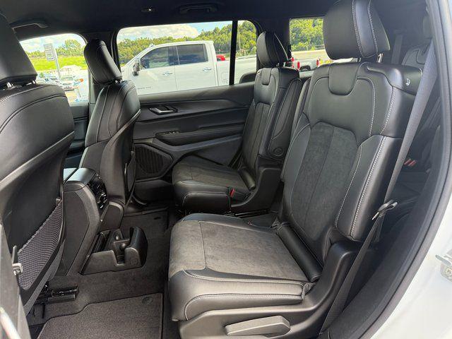 2025 Jeep Grand Cherokee Altitude photo 4
