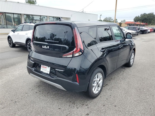 2025 Kia Soul LX photo 2