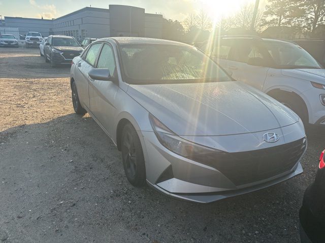 2022 Hyundai Elantra SEL's photo