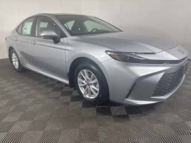 2025 Toyota Camry LE's photo