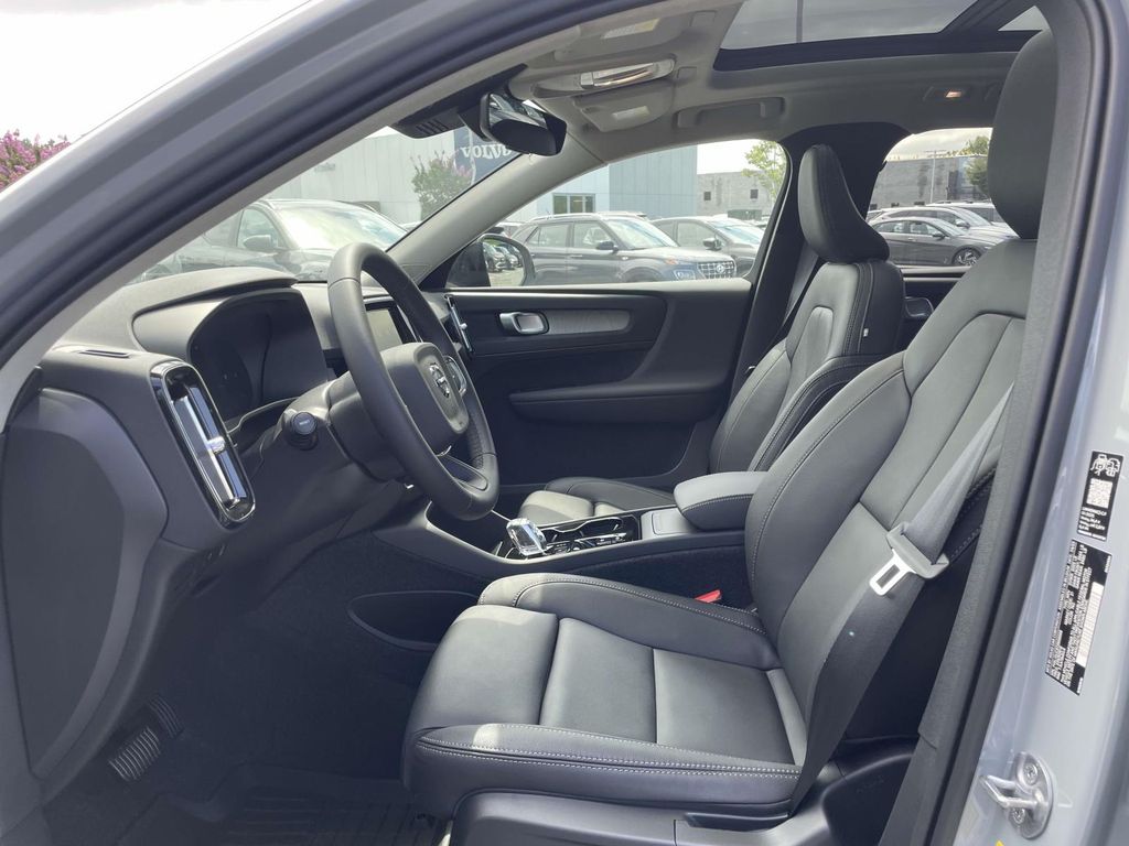 2026 Volvo XC40 AWD Plus photo 8