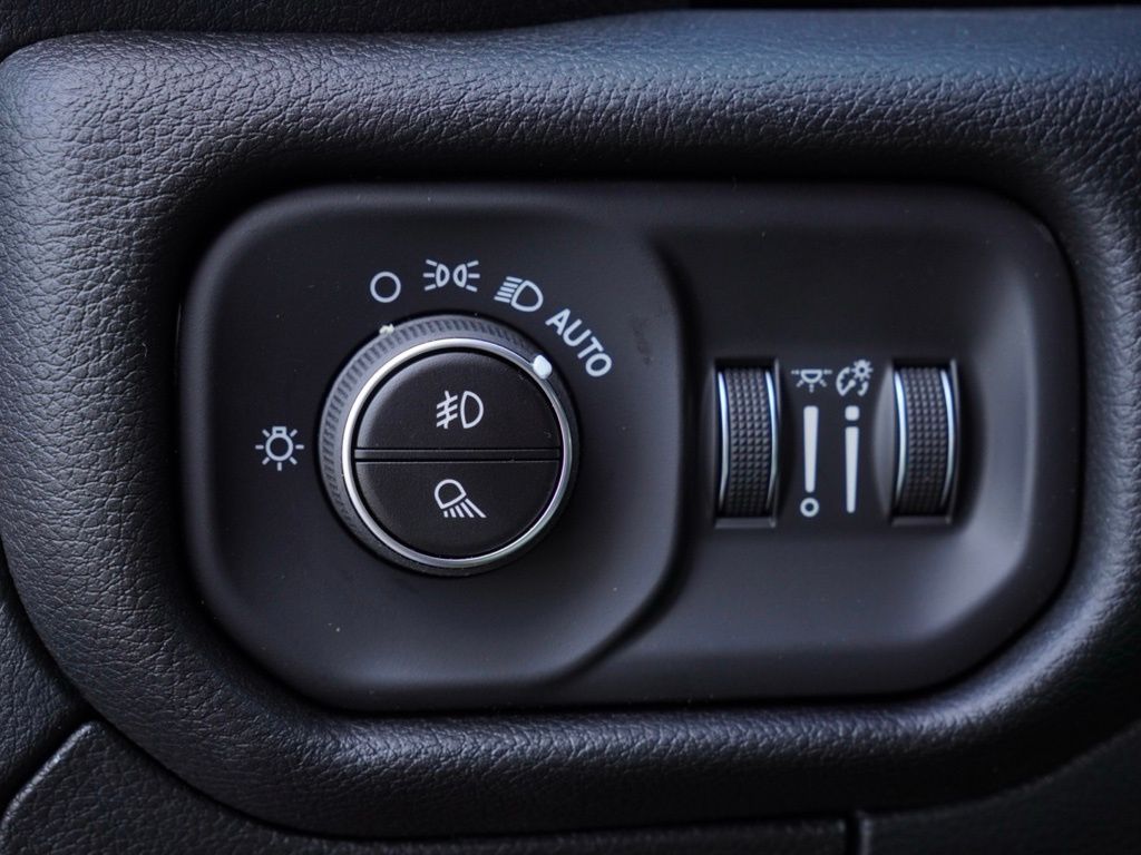 New 2026 Diamond Black Crystal Pearl-Coat Exterior Paint RAM Big Horn Night Edition image 12