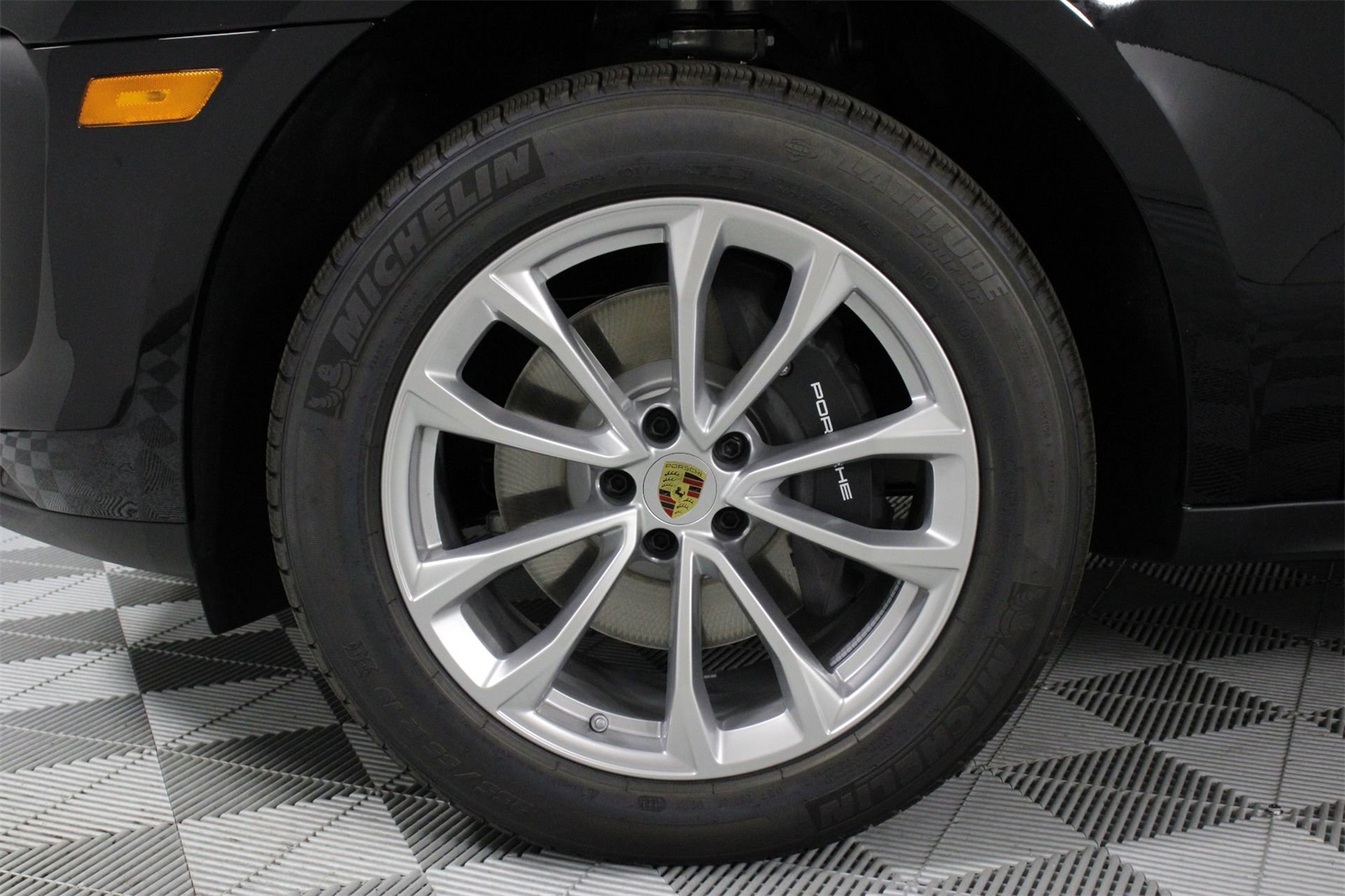 2025 Porsche Macan T photo 17