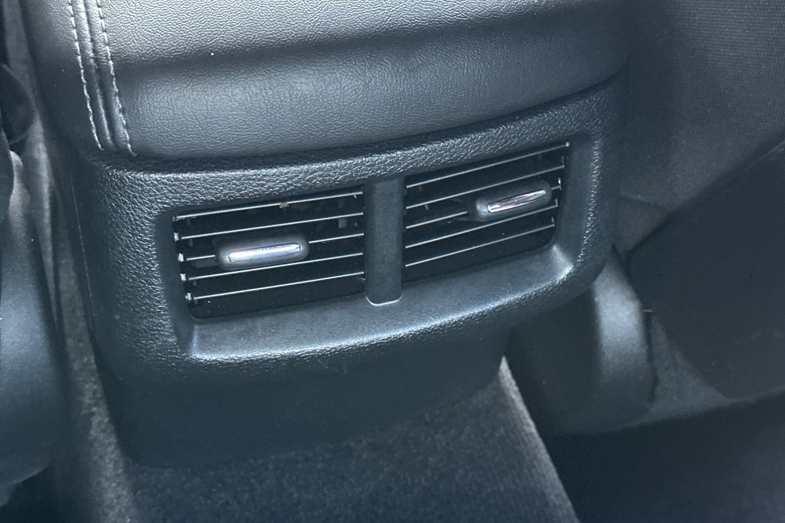 2016 Dodge Challenger SXT photo 13