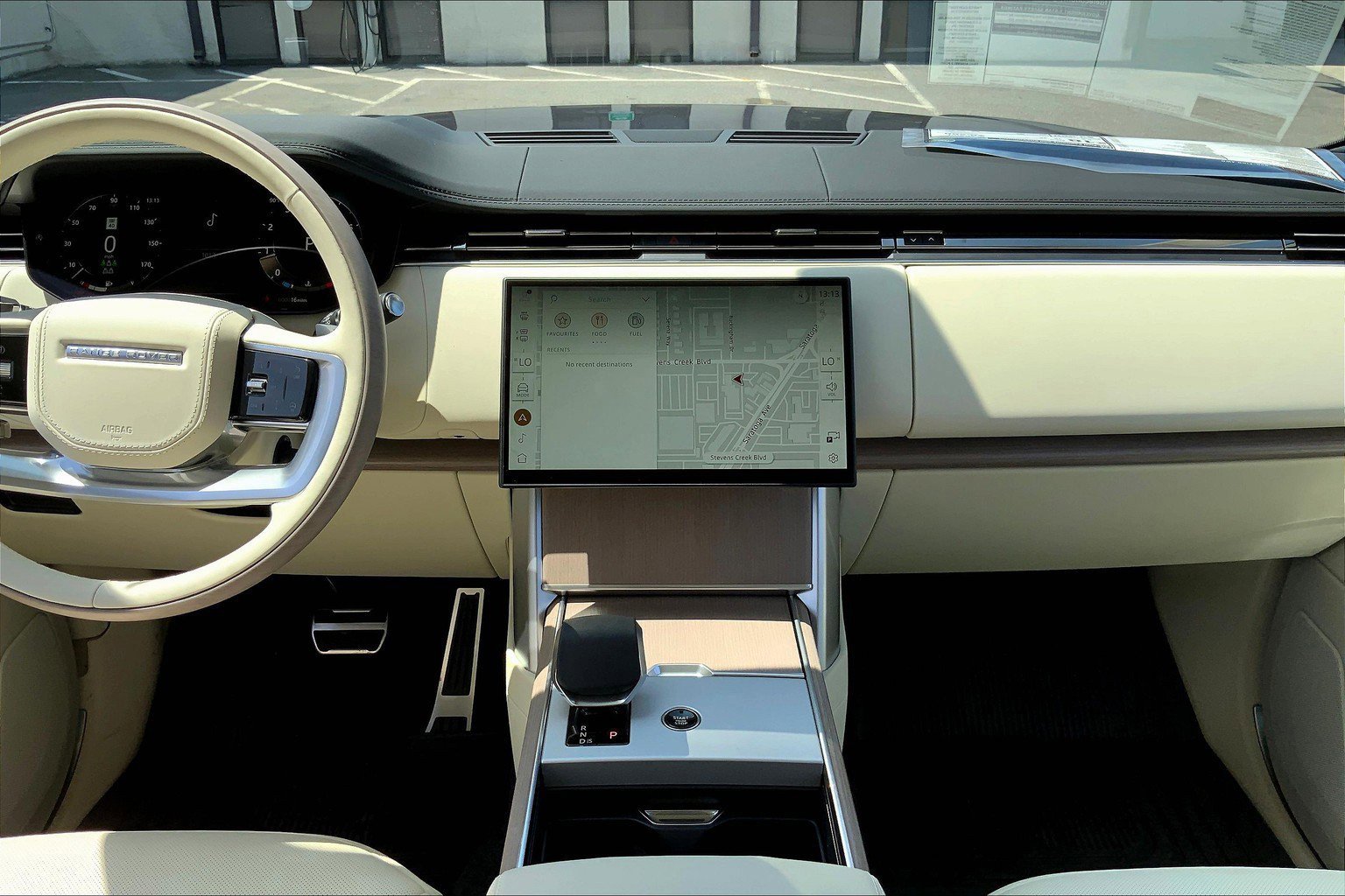 2025 Land Rover Range Rover SE photo 4