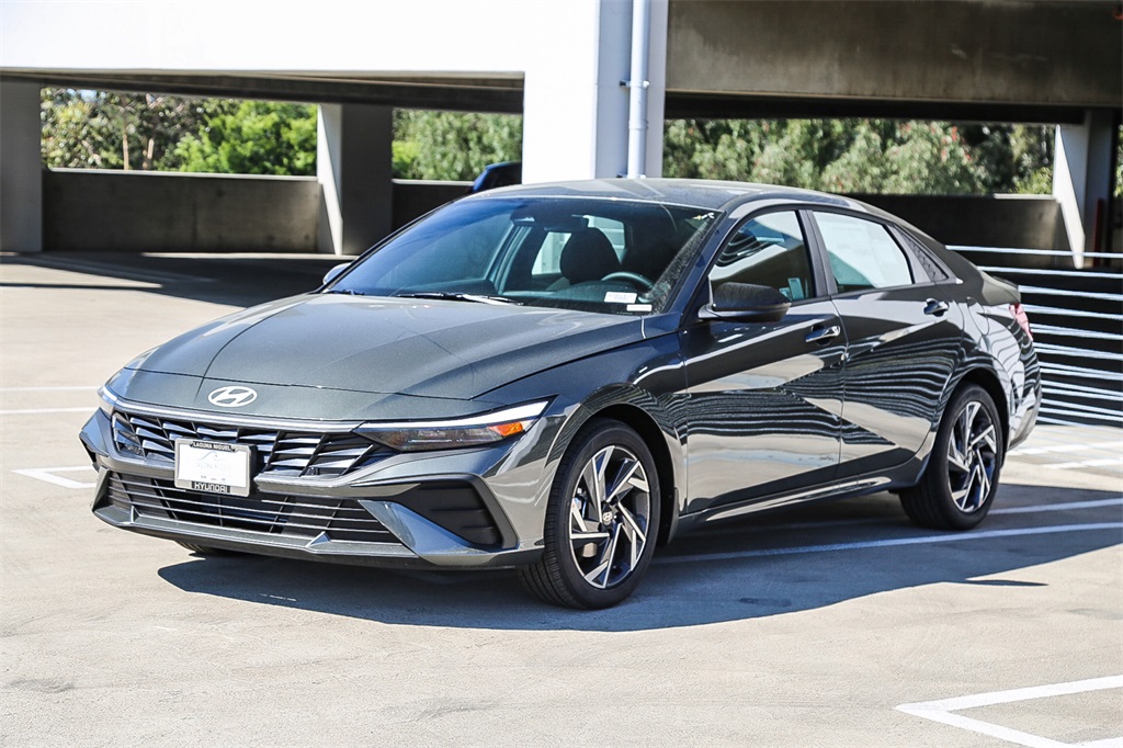 2025 Hyundai Elantra SEL Sport photo 3