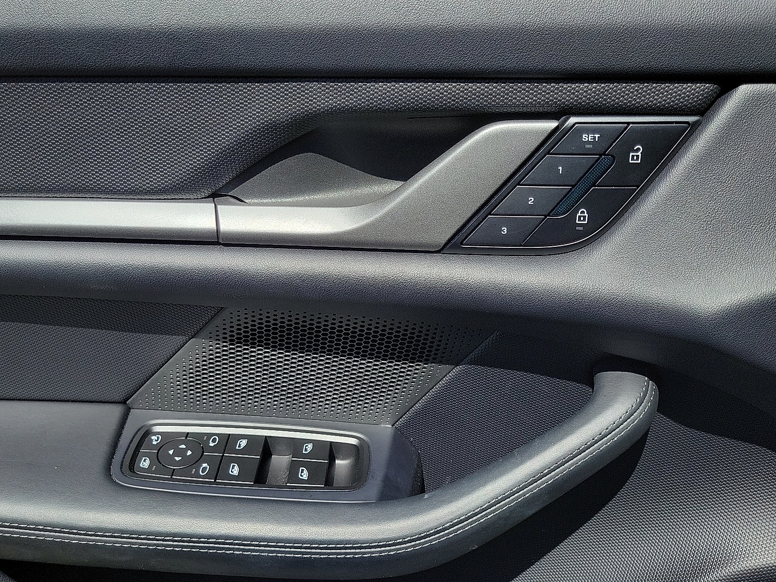 2025 Porsche Taycan photo 22