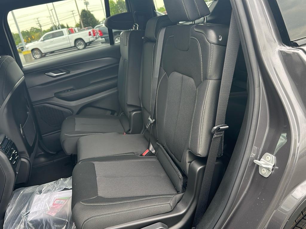 2025 Jeep Grand Cherokee Laredo X photo 17