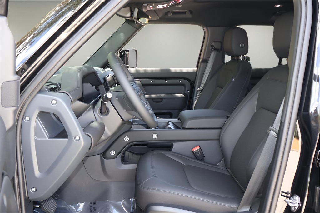 2025 Land Rover Defender 110 S photo 9