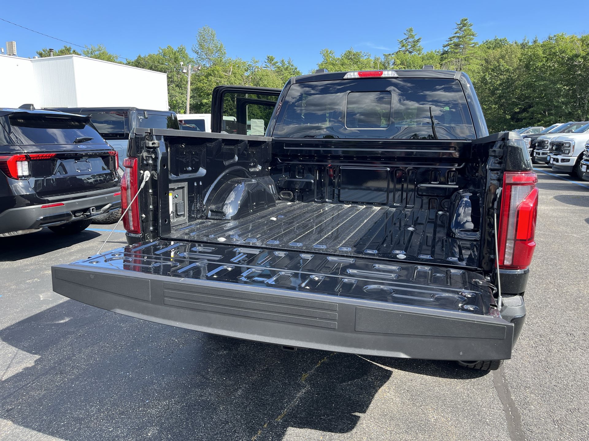2025 Ford F-150 Lariat photo 2