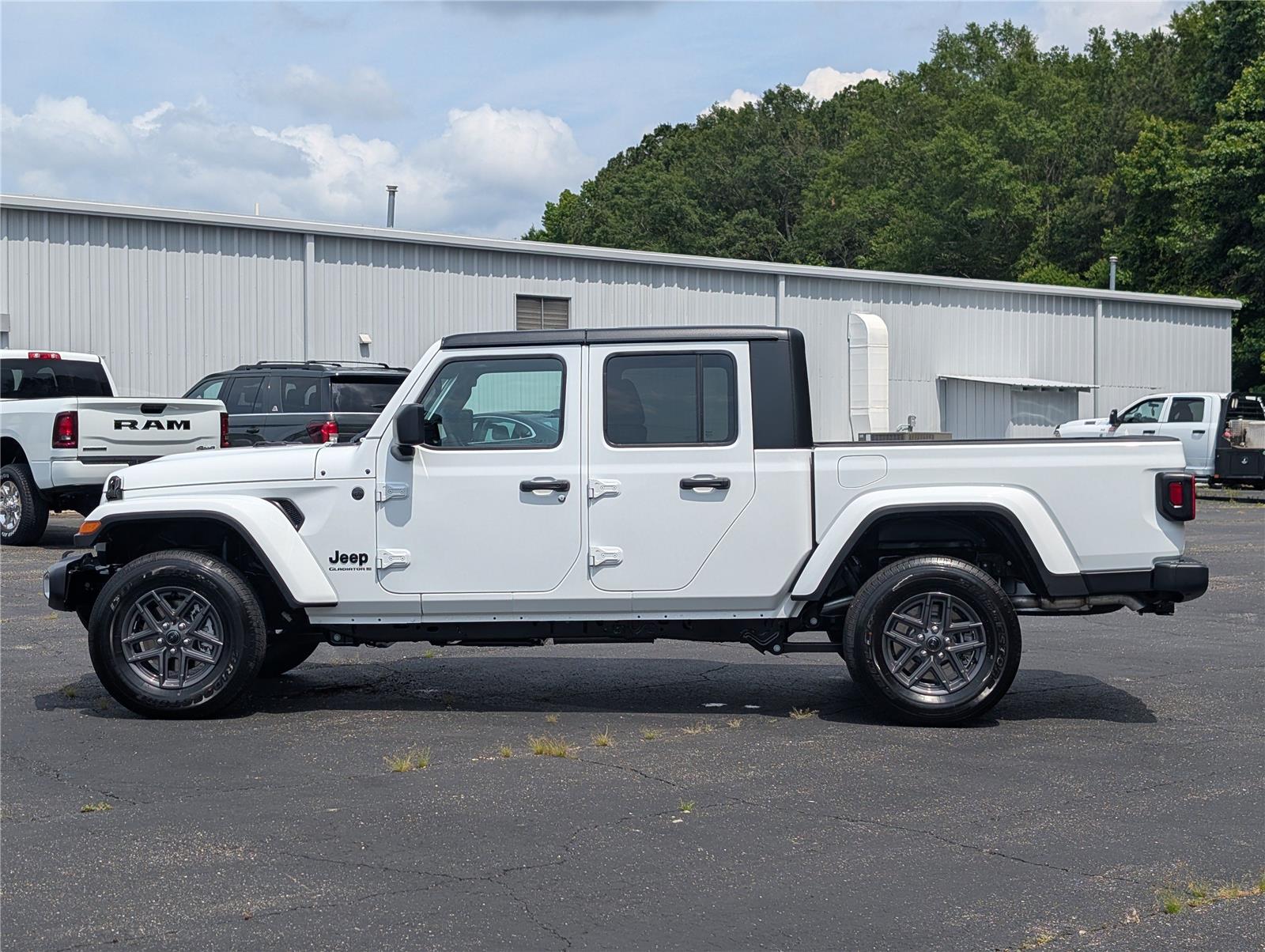 2025 Jeep Gladiator Sport S photo 2