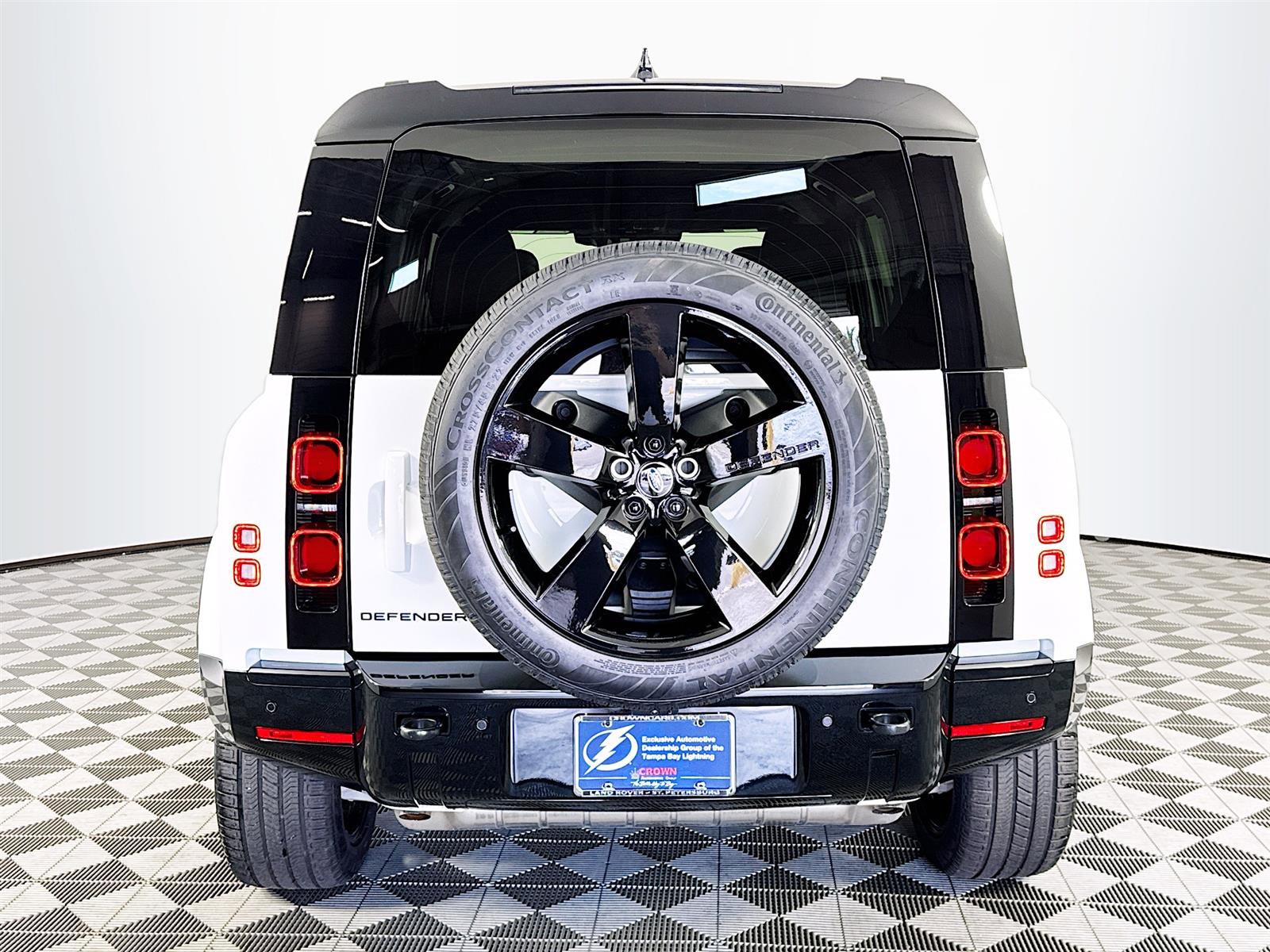 2025 Land Rover Defender 110 X-Dynamic SE photo 4