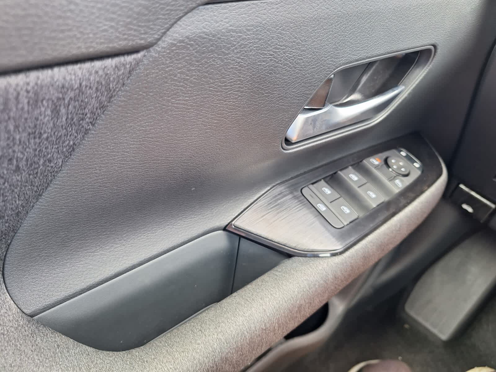 2025 Nissan Kicks SV photo 18