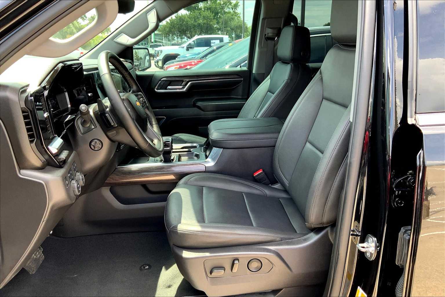 2024 Chevrolet Silverado 1500 LTZ photo 7