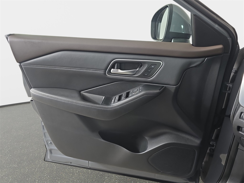 2021 Nissan Rogue SL photo 25