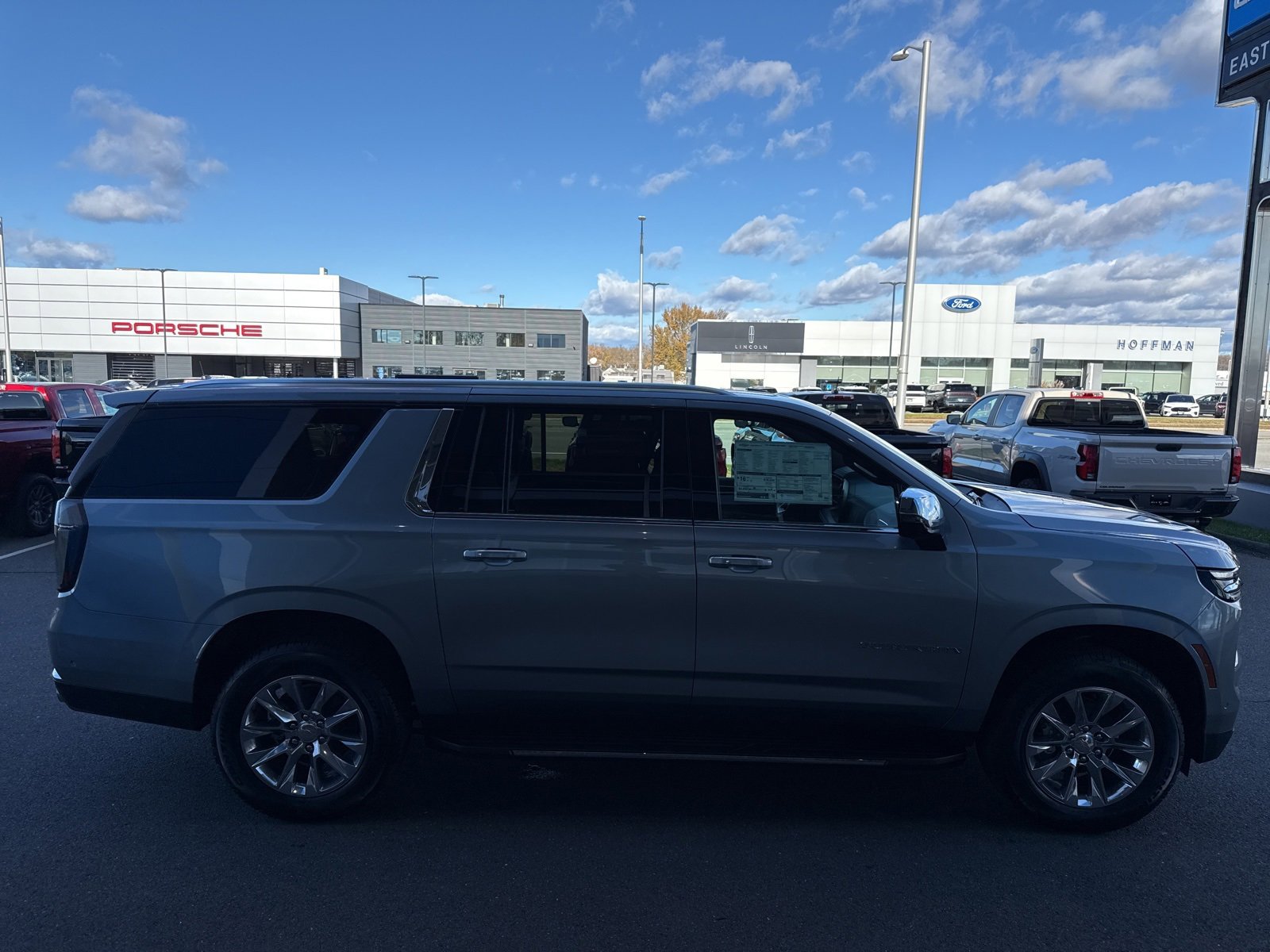 2025 Chevrolet Suburban Premier photo 3