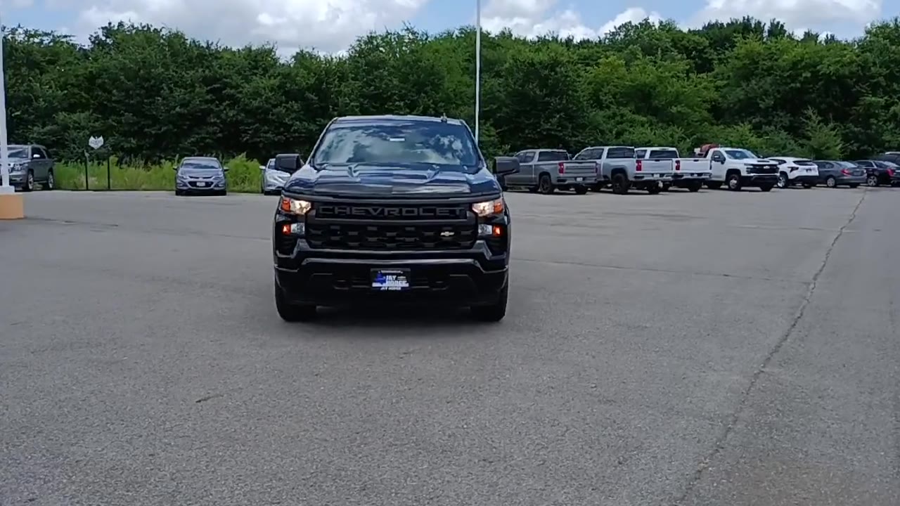 2025 Chevrolet Silverado 1500 Custom photo 3