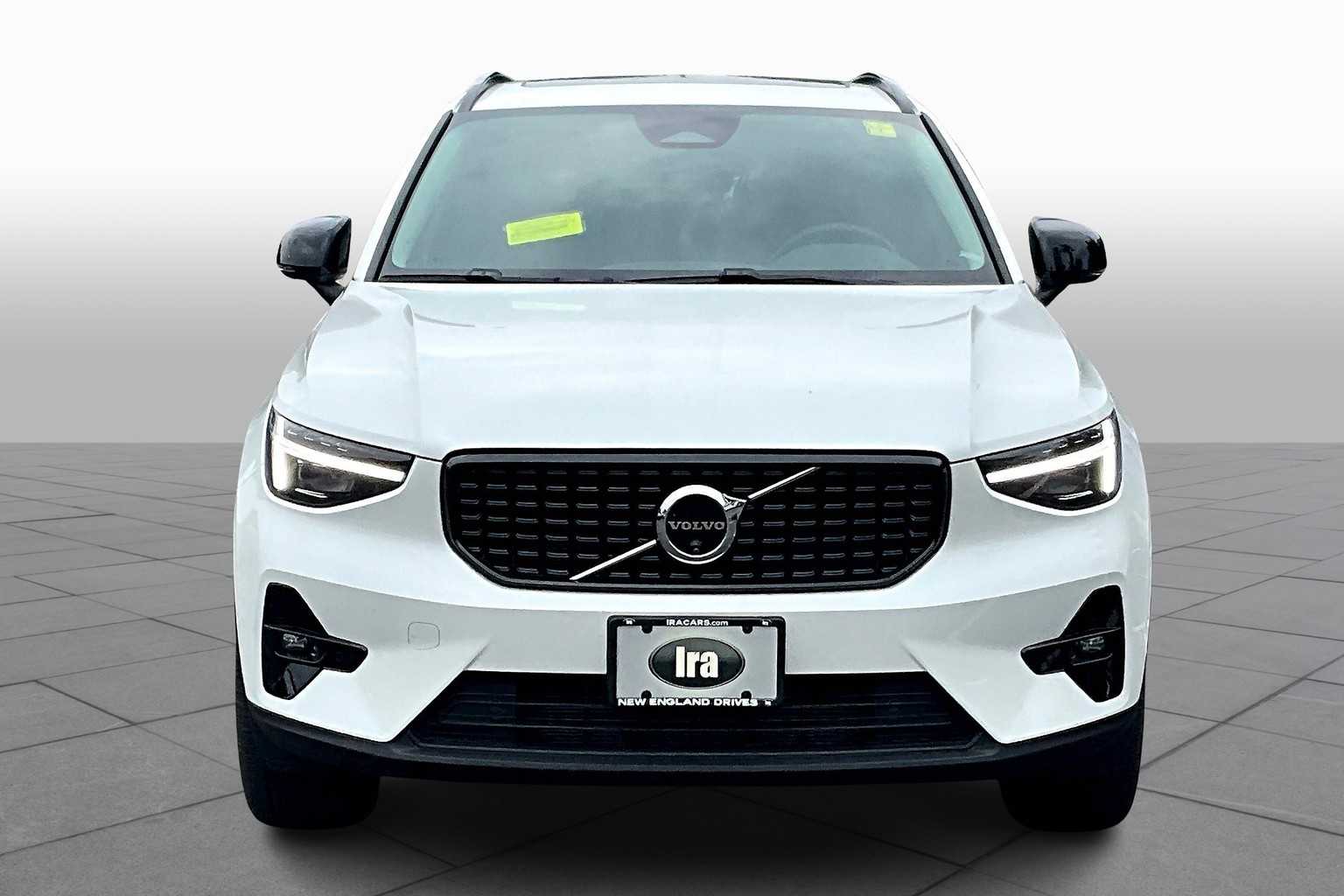 2025 Volvo XC40 Plus photo 2